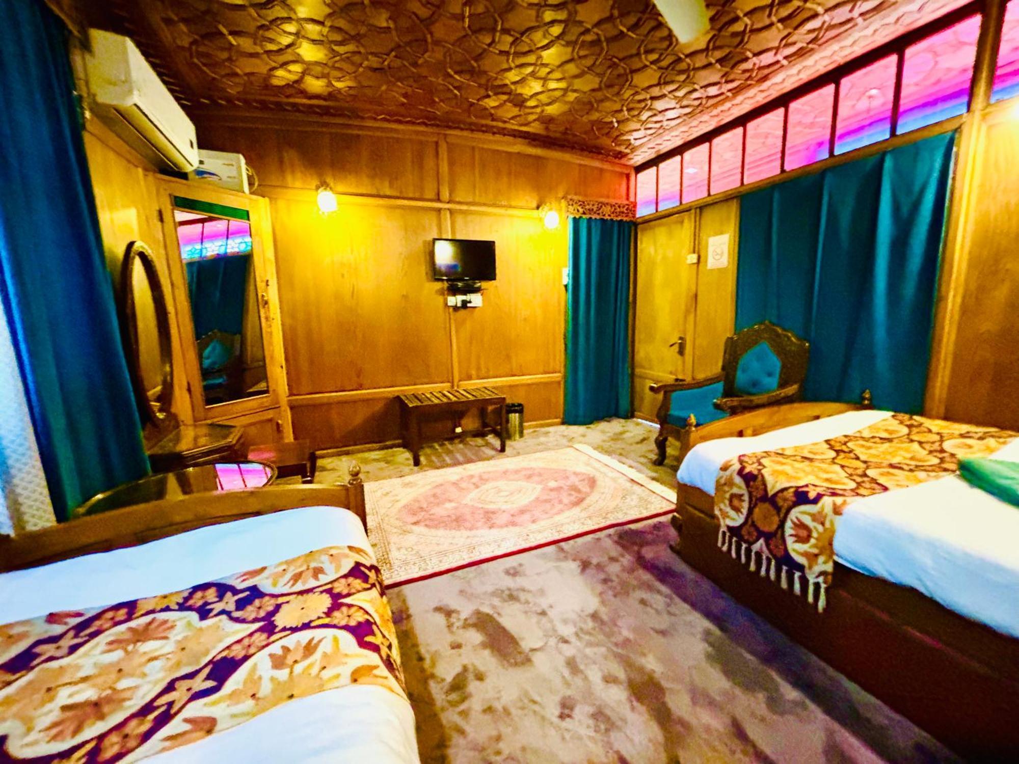 The Badyari Palace Houseboats Сринагар Экстерьер фото